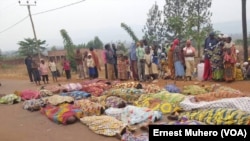 La communauté burundaise éprouvée a exposé ses morts sur la grande route non loin d’une base de la Mission des Nations unies au Congo (Monusco), Kamanyola, Sud-Kivu, 16 septembre 2017. (VOA/Ernest Muhero) 