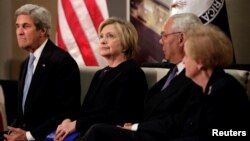 Para mantan Menlu AS dari kiri: John Kerry, Hillary Clinton, Colin Powell dan Madeleine Albright pada acara di Washington DC (foto: dok). Kerry dan Albright mengajukan tuntutan atas larangan sementara Presiden Donald Trump terhadap imigrasi.