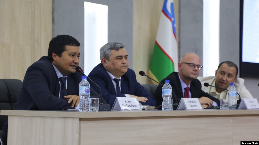 O'zbekiston Bandlik va mehnat munosabatlari vazirligi rasmiylari hamda Xalqaro Mehnat Tashkiloti vakili Toshkentda jurnalistlar va huquq faollari bilan muloqot qildi. 13-sentabr, 2019. 