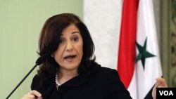 Bouthaina Shaaban, penasihat Presiden Suriah saat mengumumkan langkah-langkah reformasi di Damascus (24/3).