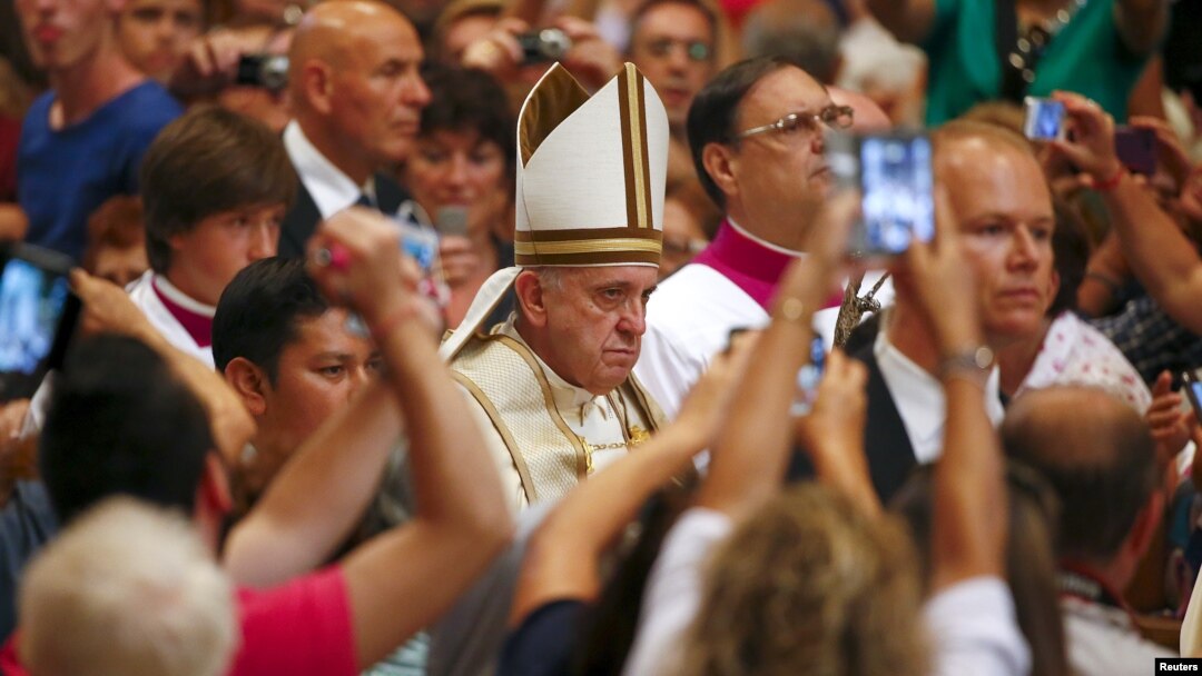 Paus Fransiskus tiba untuk memimpin misa di Basilika Santo Petrus di Vatikan (1/9). (Reuters/Tony Gentile)