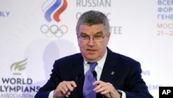 ARSIP – Ketua Komite Olimpiade Internasional (IOC), Thomas Back, berbicara di Forum Olimpiade Dunia. Moskow, Rusia (foto: AP Photo/Alexander Zemlianichenko)