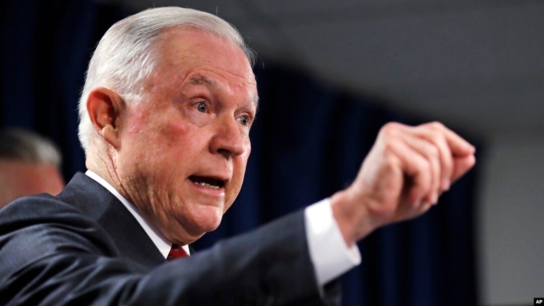 Jaksa Agung AS Jeff Sessions saat menghadiri konferensi pers di Gedung Moakley Federal di Boston, 26 Juli 2018. 