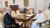 Прем’єр-міністр Денис Шмигаль зустрівся з Папою Римським Франциском у Ватикані, у четвер, 27 квітня 2023 р. (Vatican Media через AP)
