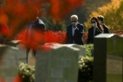 El presidente electo de EE. UU. Joe Biden, visita las tumbas de sus familiares luego de asistir a misa el domingo 8 de noviembre de 2020, en Wilmington, Delaware.