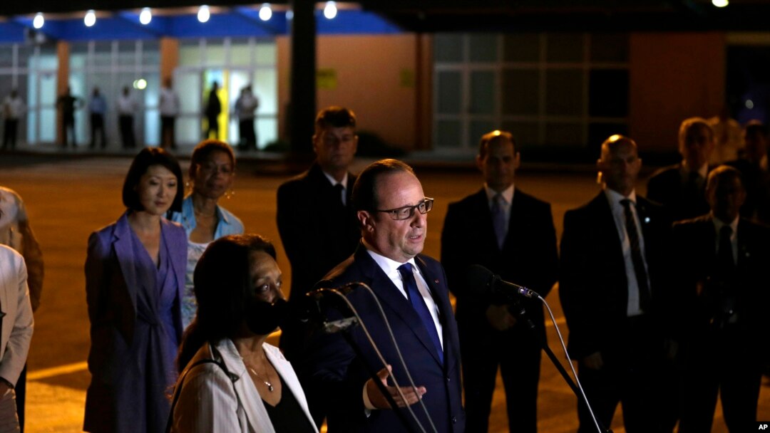Francuski predsednik Fransoa Oland obraća se novinarima na pisti aerodroma Hoze Marti u Havani. 