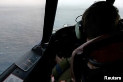 El piloto de un avión de vigilancia marítima CP-140 Aurora de la Real Fuerza Aérea Canadiense vuela un patrón de búsqueda del sumergible OceanGate desaparecido, el 20 de junio de 2023 en una imagen fija de un video. (Canadian Forces/via REUTERS)