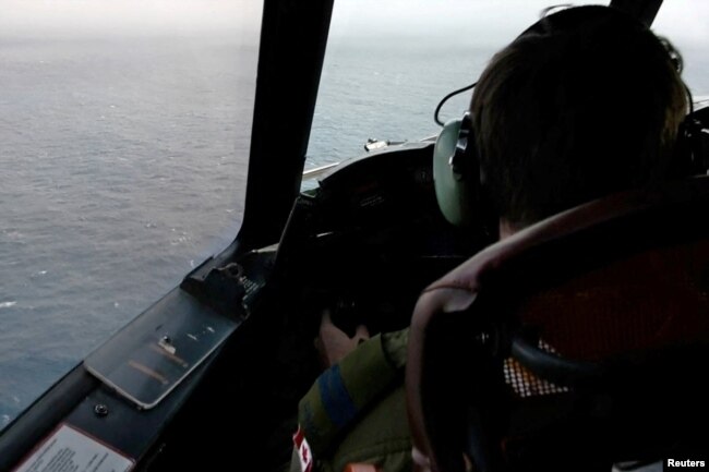 El piloto de un avión de vigilancia marítima CP-140 Aurora de la Real Fuerza Aérea Canadiense vuela un patrón de búsqueda del sumergible OceanGate desaparecido, el 20 de junio de 2023 en una imagen fija de un video. (Canadian Forces/via REUTERS)