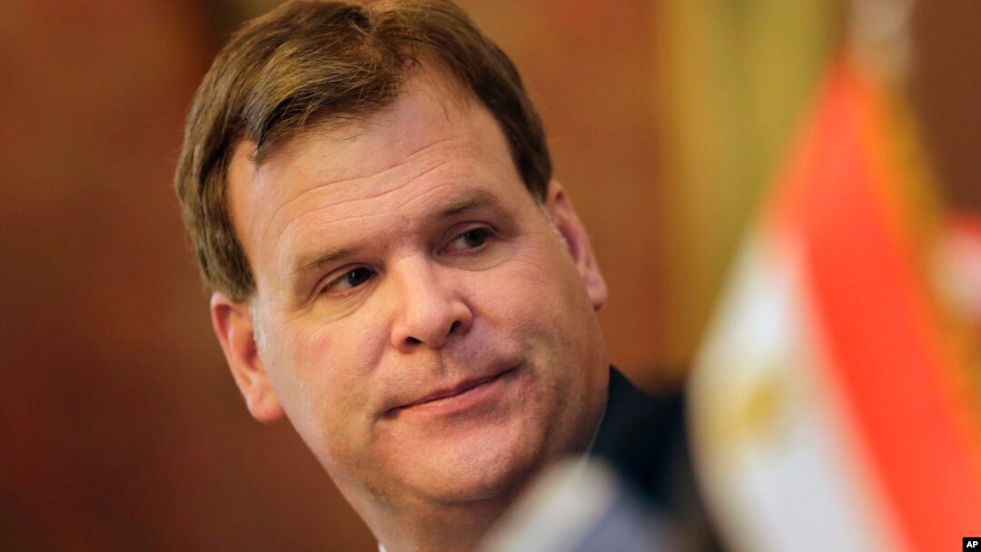 Menlu Kanada John Baird saat melakukan konferensi pers di Kairo (15/1).