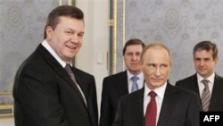 Президент Украины Виктор Янукович (слева) и премьер-министр России Владимир Путин. Киев. 27 октября 2010 года