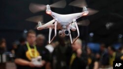 Một người điều khiển drone tại Hội chợ Điện tử Tiêu dùng Quốc tế CES ở Las Vegas ngày 5/1/2017.