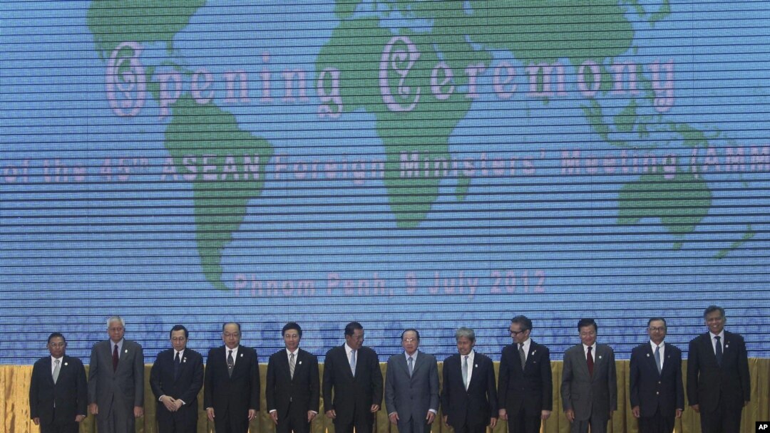 Para Menlu ASEAN berpose bersama dalam pertemuan di Phnom Penh, Kamboja (9/7).