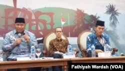 Ali Taher, Ketua Komisi VIII Bidang Agama dan Kebudayaan Dewan Perwakilan Rakya(kiri),Direktur Eksekutif Indonesia Political Review (IPR) Dr Ujang Komarudin(tengah) dan Sekretaris Fatwa Majelis Ulama Indonesia (MUI) Asrorun Niam(kiri) dalam diskusi soal dana haji di Jakarta. (VOA/Fathiyah)