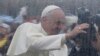 Papa Francisco abençoa um jovem na chegada ao santuário de Nossa Senhora de Aparecida, São Paulo. Hoje o papa celebrará a sua primeira missa no Brasil.