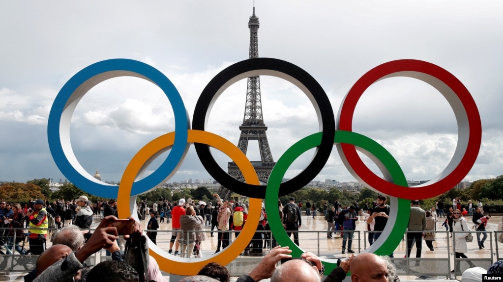 资料照：法国人在庆祝巴黎赢得2024年奥运会主办权。（2017年9月16日）(photo:VOA)
