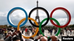 Biểu tượng Thế vận hội 2024 trước Tháp Eiffel tại quảng trường Trocadero ở Paris, Pháp. Ủy ban Olympic Bắc Âu đã gửi công văn yêu cầu Ủy ban Olympic Quốc tế (IOC) không cho phép các vận động viên Nga và Belarus tham gia tranh tài quốc tế.