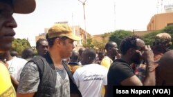 En images : manifestation spontanée des Burkinabè contre la libération du général Bassolé