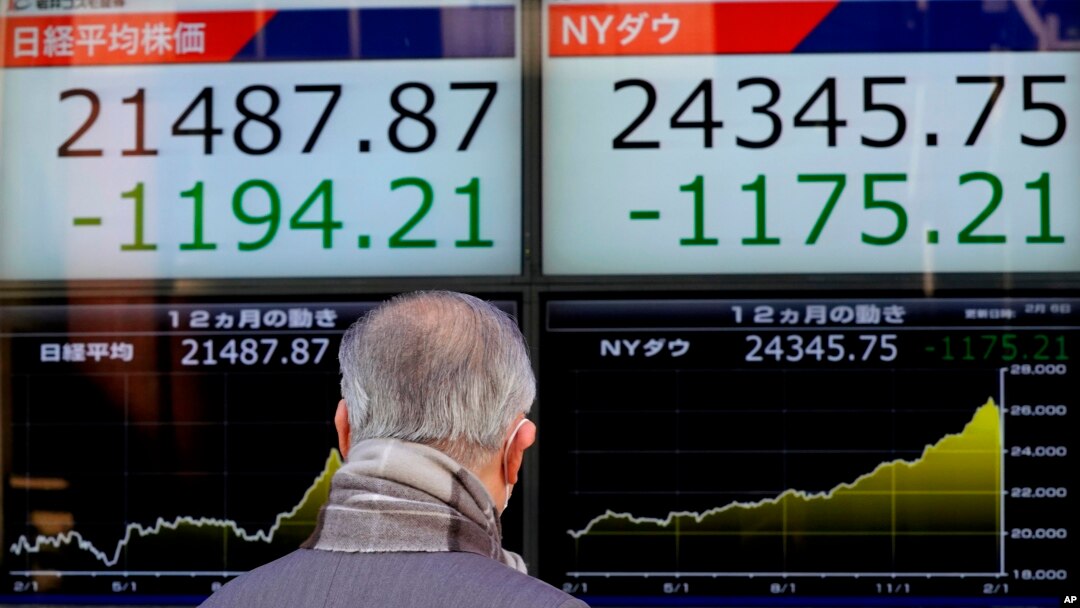 Seorang pria melihat indeks saham pada sebuah monitor di Tokyo, Jepang (foto: dok). 