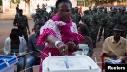 几内亚比绍选民排长队选举新总统和议会议员