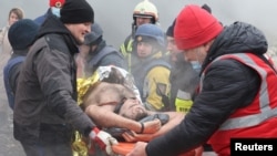 乌克兰的哈尔科夫市2024年1月23日遭俄罗斯导弹空袭，造成人员伤亡。（路透社）
