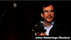 El líder de las FARC, Rodrigo Londoño, conocido como Timochenko, habla durante la conmemoración de la firma del acuerdo de paz con el gobierno de Colombia, en Bogotá. 24 de noviembre de 2017.