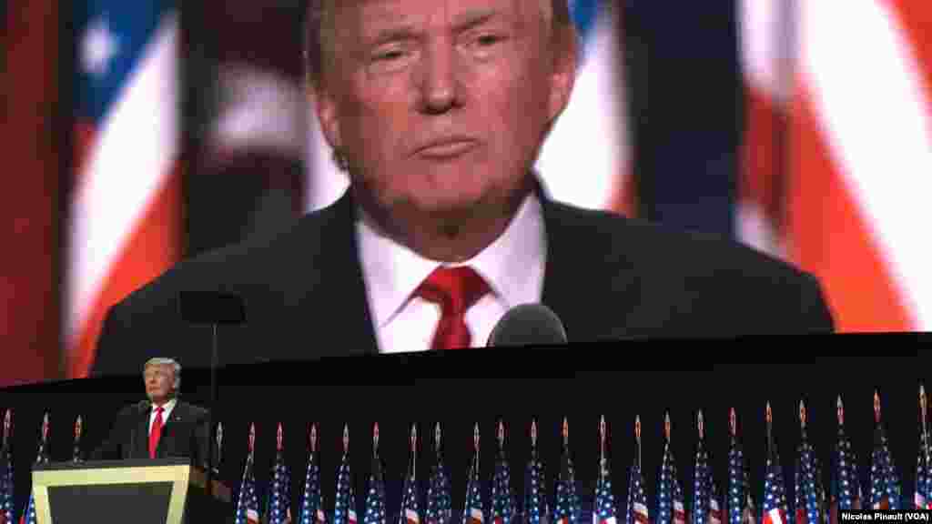 Donald Trump, candidat nominé du parti républicain pour la présidentielle d'octobre prochain, prononce son discours lors de la convention républicaine à Cleveland, Ohio, 21 juillet 2016. (VOA/Nicolas Pinault).