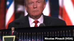 Donald Trump, candidat nominé du parti républicain pour la présidentielle d'octobre prochain, prononce son discours lors de la convention républicaine à Cleveland, Ohio, 21 juillet 2016. (VOA/Nicolas Pinault).