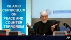 Ulama asal Pakistan, Dr Muhammad Tahir-ul-Qadri, mengusulkan kurikulum pendidikan baru di Inggris yang mengecam ideologi radikal dan kelompok militan dalam presentasi di London (23/6).