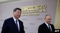 ရုရှားသမ္မတ Vladimir Putin (ယာ) နဲ့ တရုတ်သမ္မတ Xi Jinping တို့ BRICS ထိပ်သီးညီလာခံဖွင့်ပွဲအခမ်းအနားတက်ရောက်စဥ်။ (အောက်တိုဘာ ၂၂၊ ၂၀၂၄) 