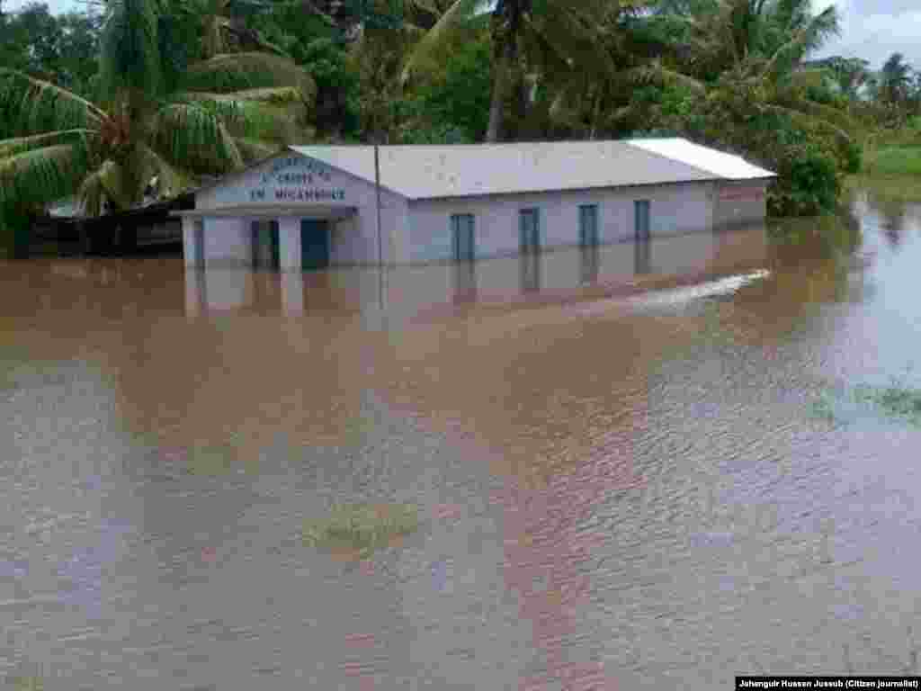 Edifício da Congregação Cristã em Licuar totalmente submerso. Moçambique, Jan 14, 2015