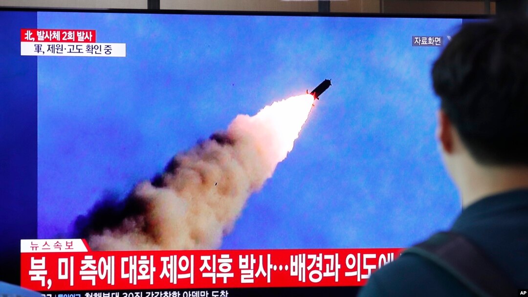 Gente observa una imagen de archvio de lanzamiento de un misil en Corea del Norte el 10 de septiembre de 2019.