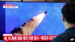 Gente en Corea del Sur observa una imagen de televisión del lanzamiento de un misil norcoreano el 10 de septiembre de 2019. Foto de archivo del 10 de septiembre de 2019.