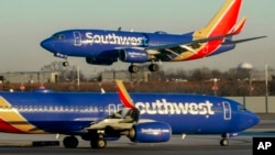 Pesawat Southwest Airlines bersiap mendarat di Bandara Internasional Midway, 12 Februari 2023, di Chicago. (Foto: AP)