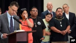Para keluarga korban penembakan di sekolah dasar Uvalde mendengarkan pengacara Josh Koskoff selama konferensi pers di Uvalde, Texas pada 22 Mei 2024 lalu (foto: dok). 