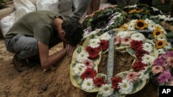 Seorang pria tampak meratapi kepergian Kolonel Roi Levy dalam proses pemakaman sang kolonel di tempat pemakaman Mount Herzl, Yerusalem, pada 9 Oktober 2023. Kolonel Levy tewas dalam serangan yang dilancarkan militan Hamas. (Foto: AP/Maya Alleruzzo)