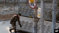 2015年12月24日中国当局关闭了北京通往三里屯使馆区的道路。