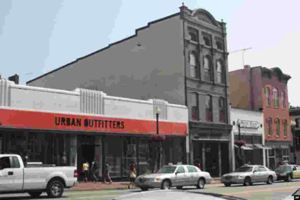 把旧有建筑变成目前的商店