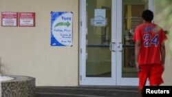 Un centro de votación en la Pequeña Habana, de Miami, Florida, establecido para las elecciones primarias demócratas en marzo de 2020.
