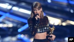 Taylor Swift entregó el premio video de vanguardia a Kanye West en los MTV Video Music Awards, en Los Angeles, el 30 de agosto de 2015.