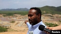 Simegnew Bekele, ancien chef de projet du barrage de la Grande Renaissance s'adresse aux journalistes à Guba Woreda, à quelque 40 km de la frontière éthiopienne avec le Soudan (2013)