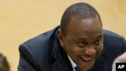 Le président Uhuru Kenyatta parlant à ses avocats à la Cour Pénale Internationale de La Haye, le 8 ocotobre 2014.