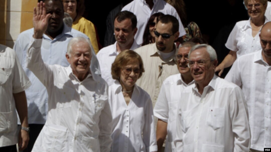 Mantan Presiden AS Jimmy Carter (kiri) bersama istrinya, Rosalynn (tengah) saat berkunjung ke sebuah biara di Old Havana, Kuba, Selasa (29/3).