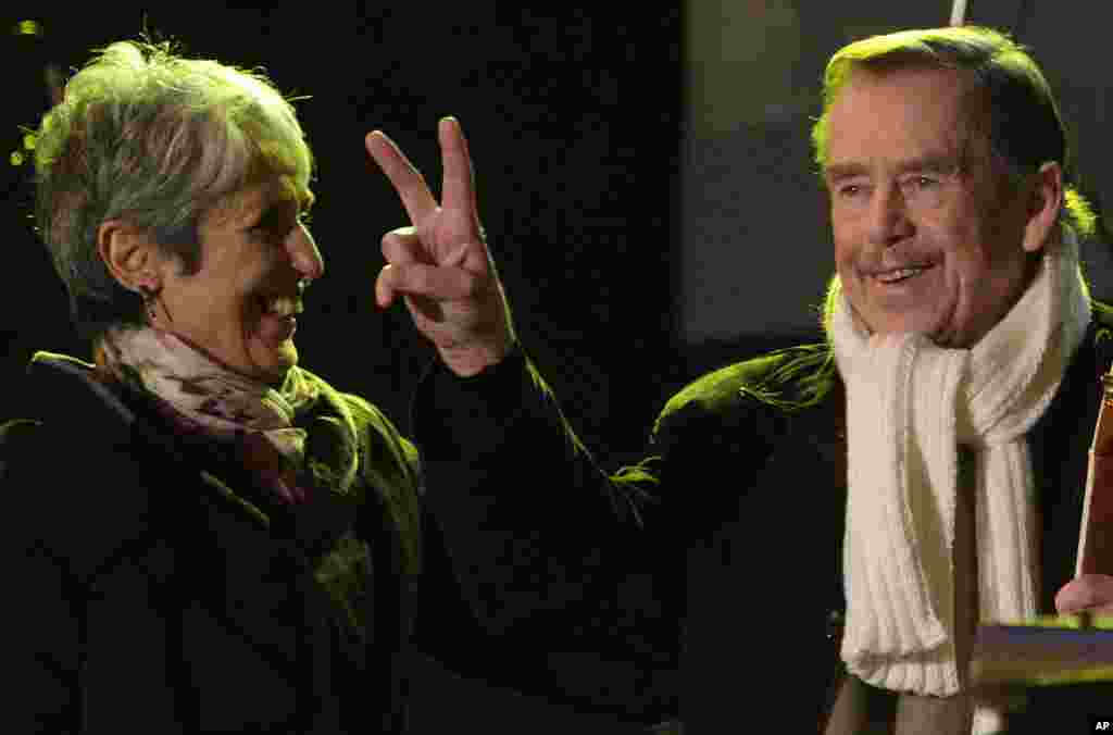 Havel and singer Joan Baez at a concert commemorating the 20th anniversary of the fall of the Communist government in the former Socialist Czechoslovakia, November 17, 2009. (Reuters)