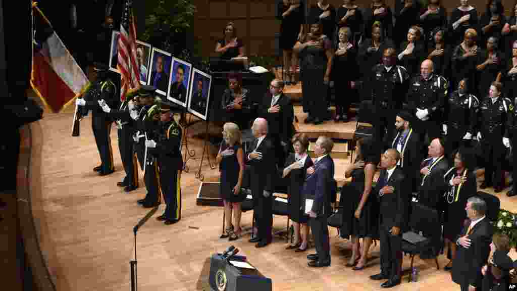 Shugaba Barack Obama Ya Karrama &#39;Yan Sanda Biyar a Dallas.