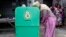 Une femme vote à Lagos, au Nigeria,  le 22 juillet 2017.