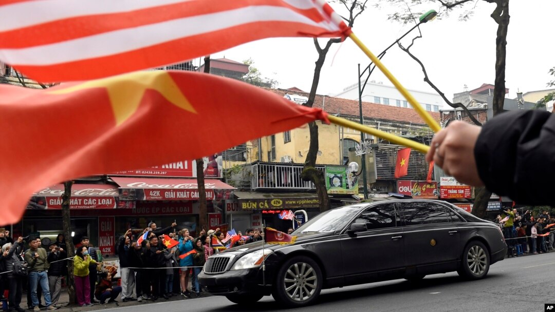 Warga Vietnam menunggu di jalan-jalan yang dilalui oleh iringan kendaraan Presiden AS Donald Trump di Hanoi, Selasa (26/2). 