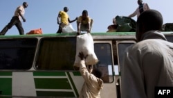 Des passagers d'un bus partant de Bamako pour Gao, le 11 mars 2013.