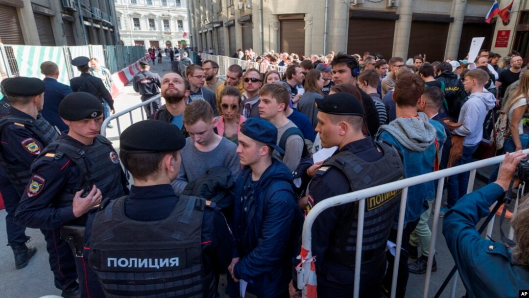 Abanyagihugu bo m'Uburusiya mu myiyerekano yo kwiyamiriza Prezida Vladimir Poutine