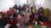 Perempuan pengungsi internal Afghanistan belajar di sebuah kelas dekat rumah sementara mereka di pinggiran Kabul. Serangan terhadap sekolah-sekolah di Afghanistan meningkat tiga kali lipat pada 2018. (Foto: AP)