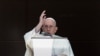 Paus Fransiskus memimpin doa Angelus dari jendela di Vatikan 18 September 2022. (Media Vatikan/Handout via REUTERS)